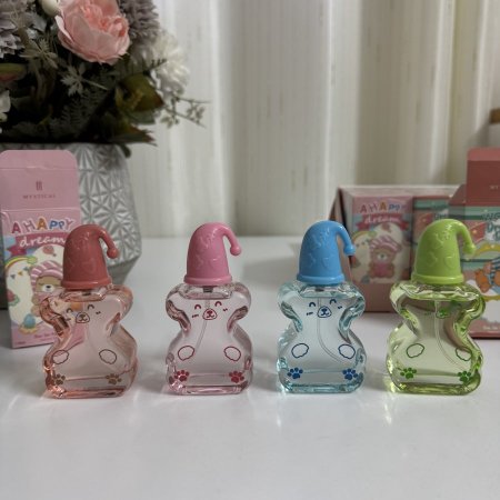 عطور أطفال عدة ألوان وروائح